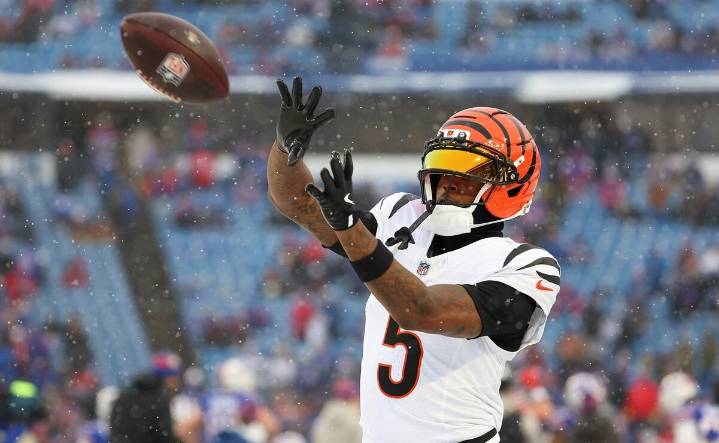 Tee Higgins es ingresado al protocolo de conmociones tras dos fuertes golpes