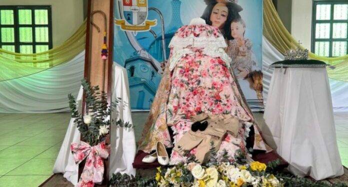 Descubre el diseño del vestido 168 de la Divina Pastora
