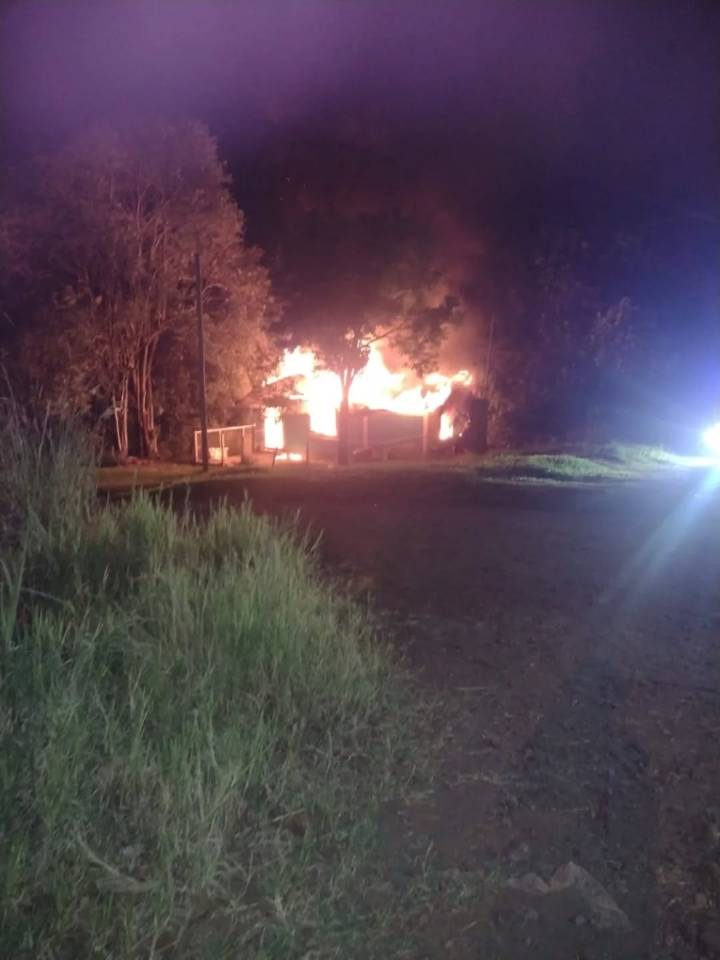 Voraz incendio consumió una vivienda en Oberá: las pérdidas fueron totales, pero no hubo heridos