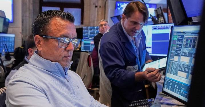 Stock markets today: U.S. stock futures dip