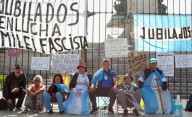 Un grupo de jubilados se encadenó frente al Congreso