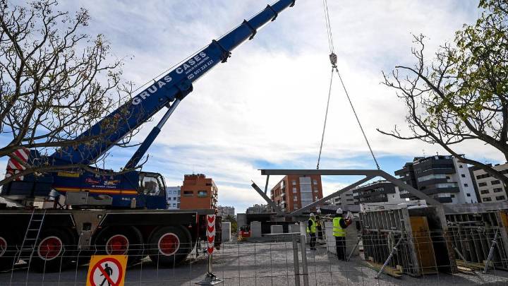 Empieza el montaje "como un Lego" de la pasarela que unirá en enero dos sectores en Elche