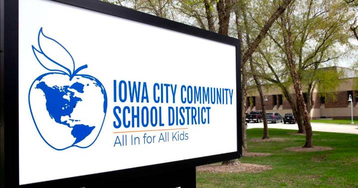 I.C. school board considers stricter policy around cellphone use in schools