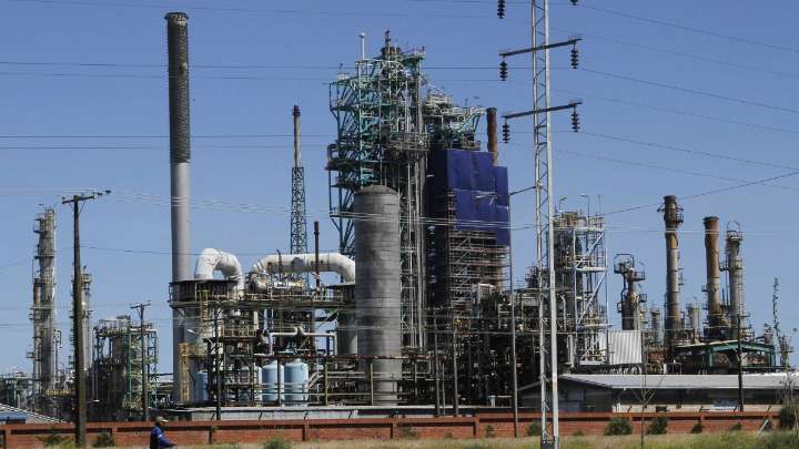 Evacúan refinería Biobío de ENAP tras contingencia en unidad de cracking