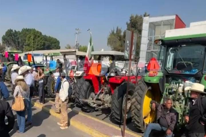 Avanza Ley de Agua en Cámara; protestan afuera con tractores