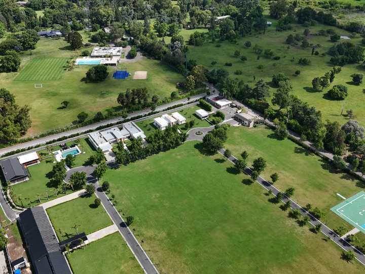 Denuncian que el helipuerto de la mansión adjudicada a "Chiqui" Tapia y Toviggino no está habilitado y piden allanar el lugar porque "lo están vaciando"