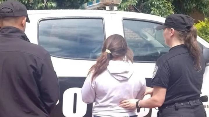 Tiene 27 años y fue acusada de usarle la tarjeta a un jubilado durante una década: tenían una relación amorosa