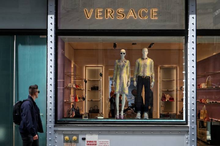 Prada concretó la compra de Versace por 1.375 millones de dólares: nace el gran imperio de la moda italiana