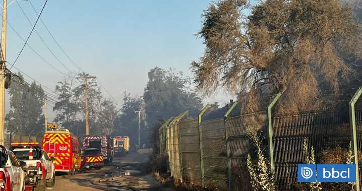 Bomberos de tres comunas trabajan en incendio en sector La Farfana, en Maipú