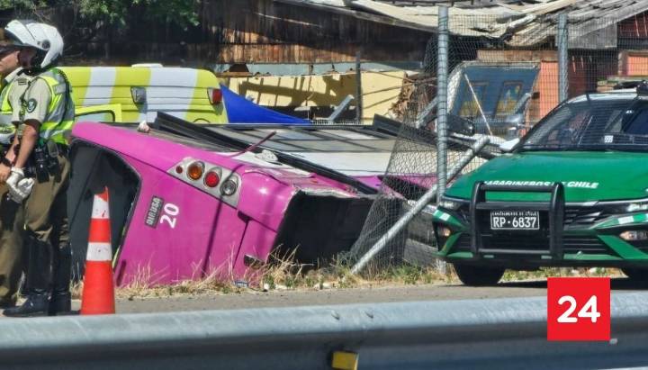 Microbús que iba camino a Lo Vásquez volcó en Curacaví: había pasajeros al interior