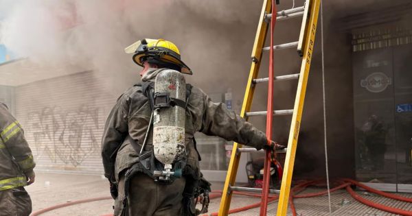 Incendio en un local: se prendió fuego un depósito y evacuaron comercios