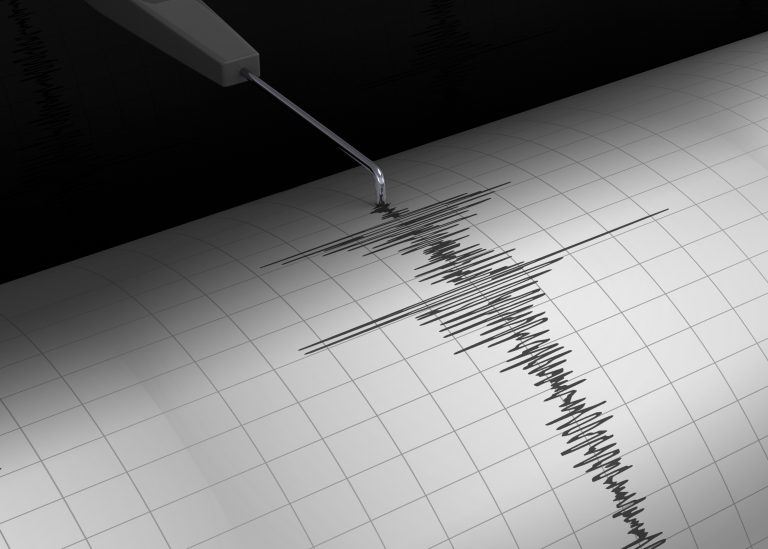 Potente sismo de 7.6 sacude a Japón