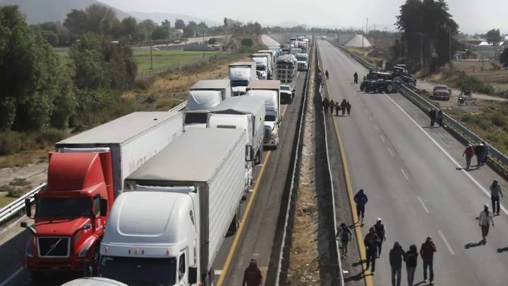 Luego de 26 horas, reabren la Puebla-Orizaba a la altura de Palmarito Tochapan