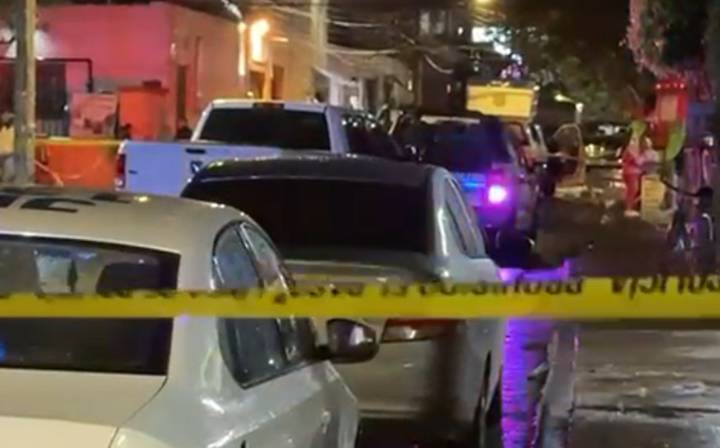 Hombre logra llegar a casa de sus familiares en Guadalajara a pedir ayuda luego de recibir varios balazos en el abdomen