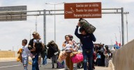 La frontera entre Perú y Chile, testigo del temor de los migrantes ante posible ascenso de la ultraderecha