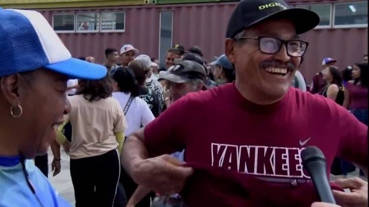 Simpatizante de Maduro se quita una camiseta de los Yankees en rechazo a EE.UU.