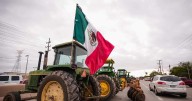 ¿Bloquearán la CDMX? Campesinos cierran cruces fronterizos con tractores en Chihuahua