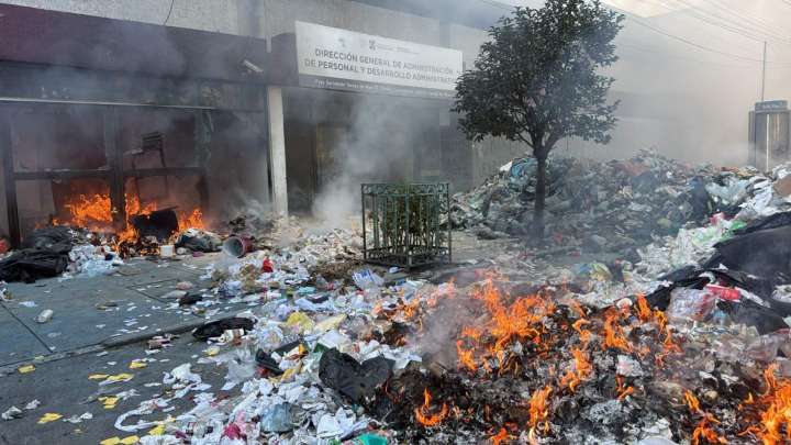 Protesta de Trabajadores de Limpia se Sale de Control en CDMX: Tiran Basura y Lanzan Proyectiles