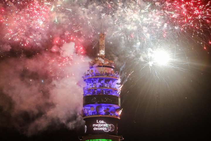 ¡Santiago vuelve a brillar! Regresan los fuegos artificiales en la Torre Entel para Año Nuevo