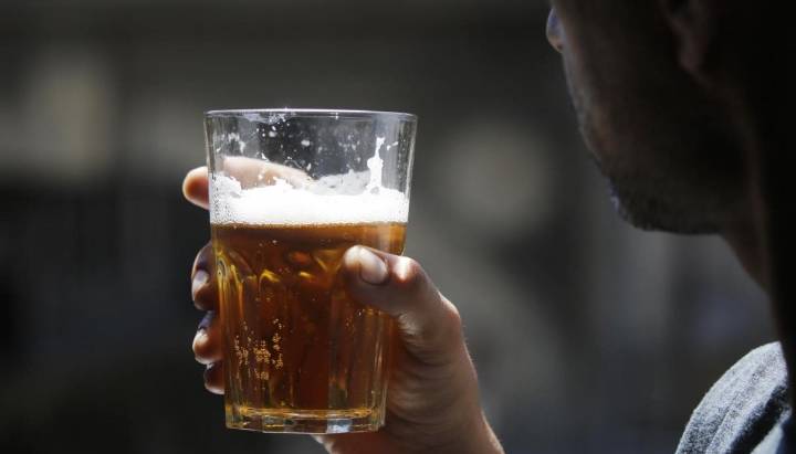 Estudio reveló que el consumo de alcohol alcanzó su nivel más bajo en 30 años y marihuana en adolescentes llegó a mínimo histórico