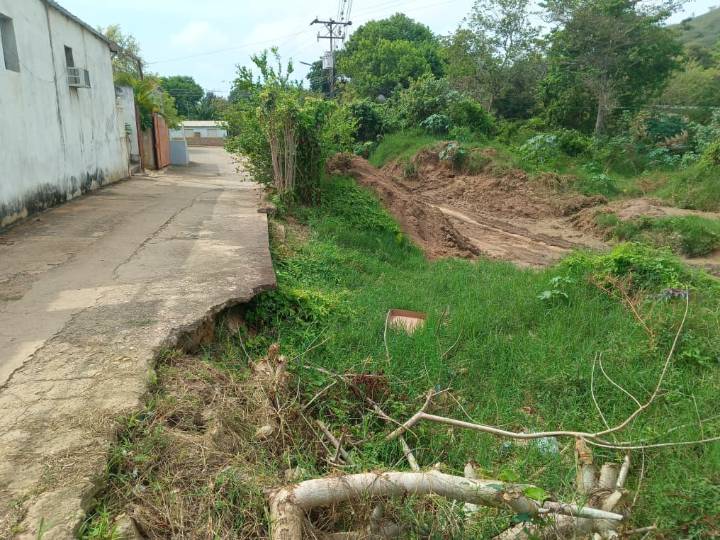 Voz Comunitaria | Habitantes solicitan que arreglen las dos entradas de El Calvario en el municipio Bolívar (+Fotos)