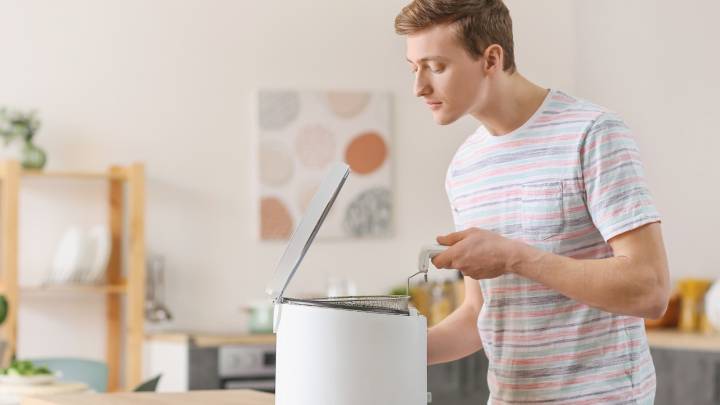 The Kitchen Essential That Can Eliminate Fried Food Odors After You Cook