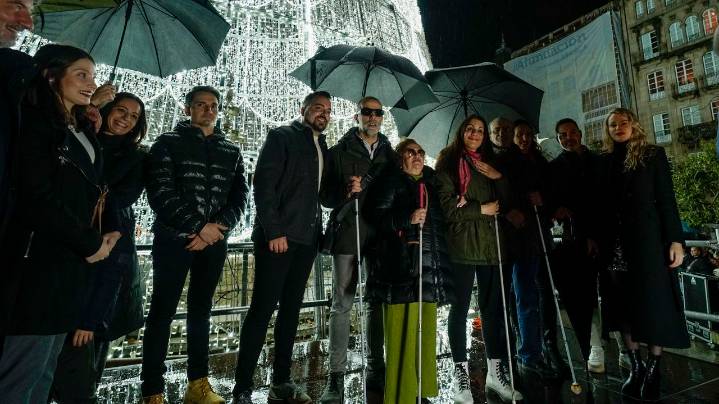 «No deja de ser curioso que los que no vemos encendamos las luces navideñas de Ourense»