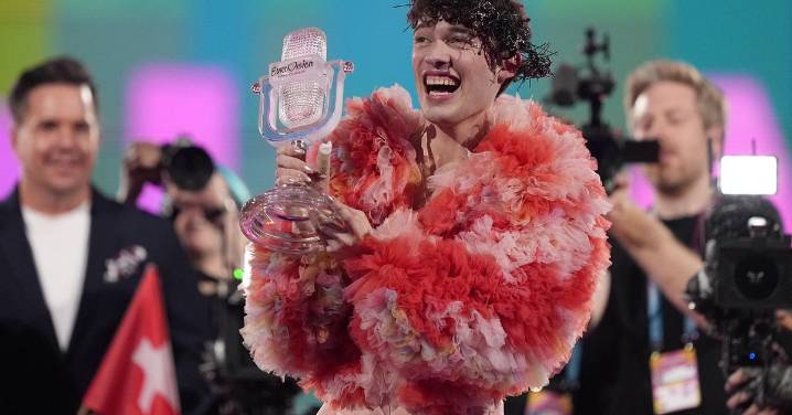 El ganador de Eurovisión en 2024, Nemo, entrega el trofeo como boicot a Israel