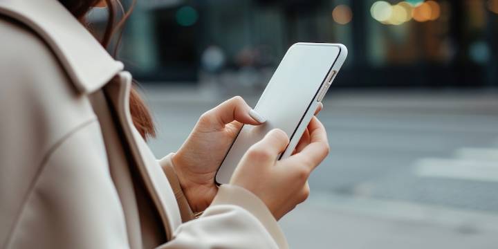 De malestar emocional a lesiones inesperadas: los peligros ocultos de caminar mirando el celular