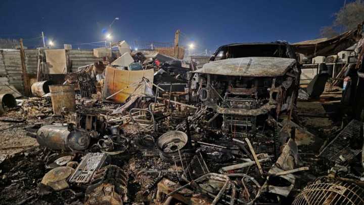 Incendio en Ciudad Juárez Consume un Negocio de Reciclaje