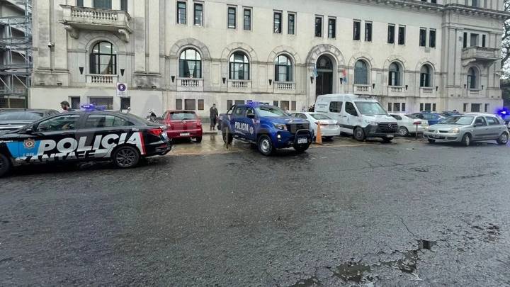 Santa Fe: un hombre y sus dos hermanas agredieron a una mujer y a los policías que fueron a rescatarla