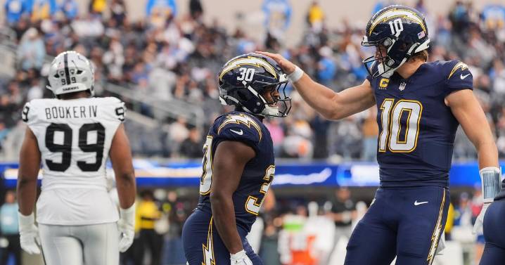 Justin Herbert throws 2 TD passes, Chargers send rival Raiders to 6th straight loss, 31