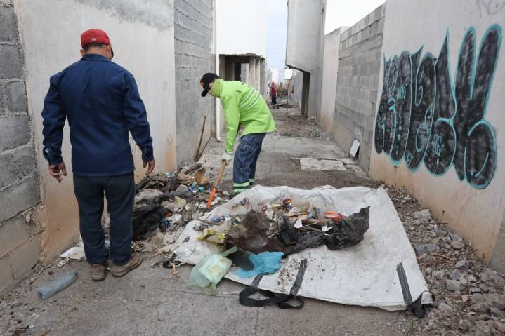 Realiza ‘Aquí Andamos’ limpieza profunda en callejones de Mirasierra, en Saltillo