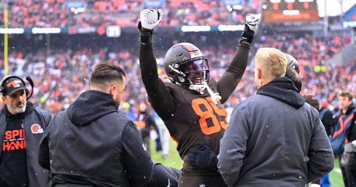 Browns TE David Njoku leaves field in game against Titans