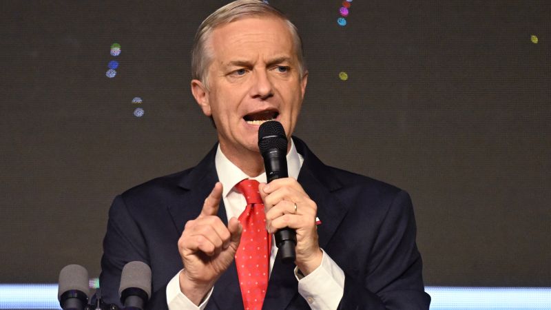 "No vamos a regularizar a ninguno": Kast da 92 días a migrantes irregulares para abandonar Chile en debate presidencial