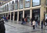 El edificio Arkoak de la Bretxa estrena su renovada fachada con fotos históricas del mercado