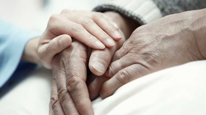 Críticas al Gobierno por dar discusión inmediata al proyecto de eutanasia