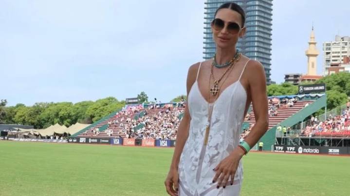 María Vázquez eligió un vestido lencero para celebrar el triunfo de los Cambiaso en el Abierto de Polo