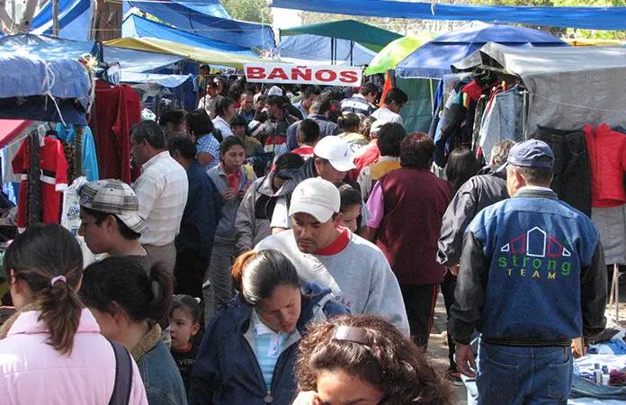 Preocupa a vecinos alargue de 15 días del tianguis de Las Vías