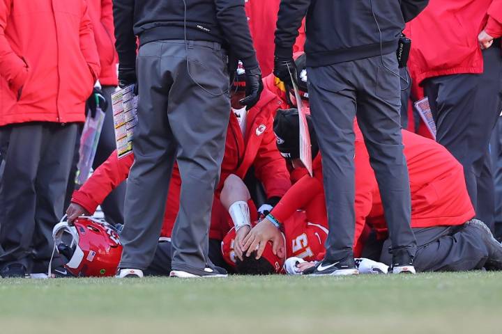 "It didn't look good": Mahomes exits late with knee injury, MRI pending