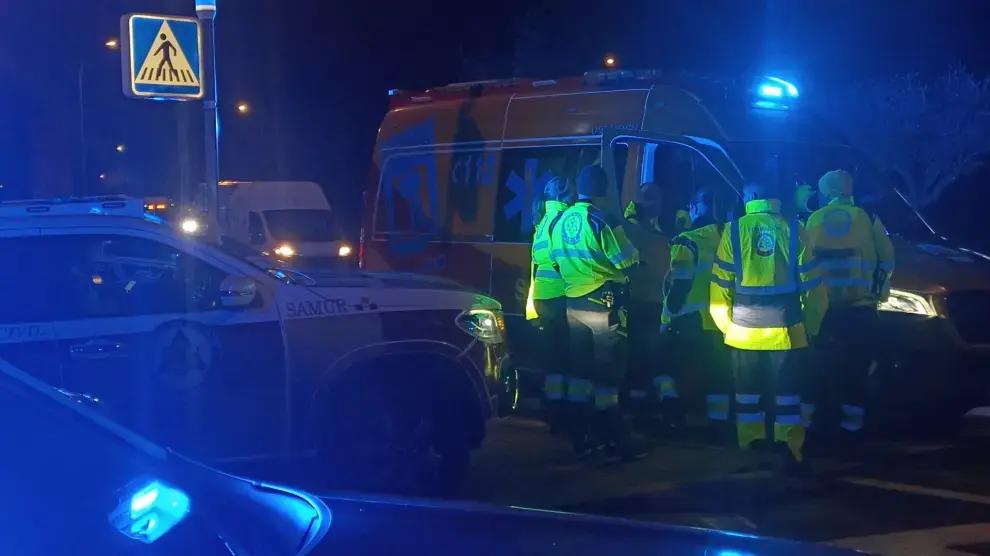 Entre la vida y la muerte tras ser disparado en plena calle: buscan a dos autores