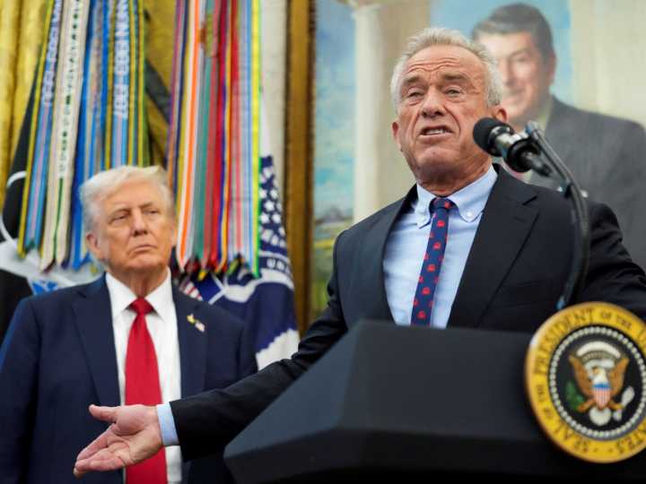 El secretario de Salud de EEUU abrió una nueva batalla sobre las vacunas al poner en duda la dosis de hepatitis B al nacer