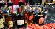 Incautan más de 4.000 botellas de licor adulterado en el barrio Voto Nacional de Bogotá
