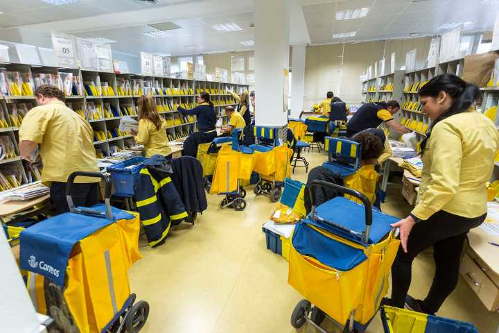 Correos facilita el envío y adquisición de cestas de Navidad