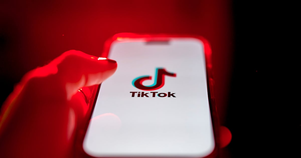 ‘Con hashtag en Tiktok’: ¿Cómo atrae el narco a menores en Colombia?