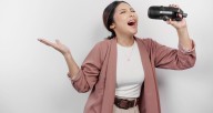 Cantar no solo arrulla los oídos: conoce sus beneficios para la salud