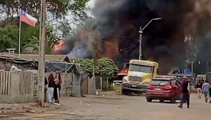 Violento incendio consume al menos una vivienda en población de San Antonio