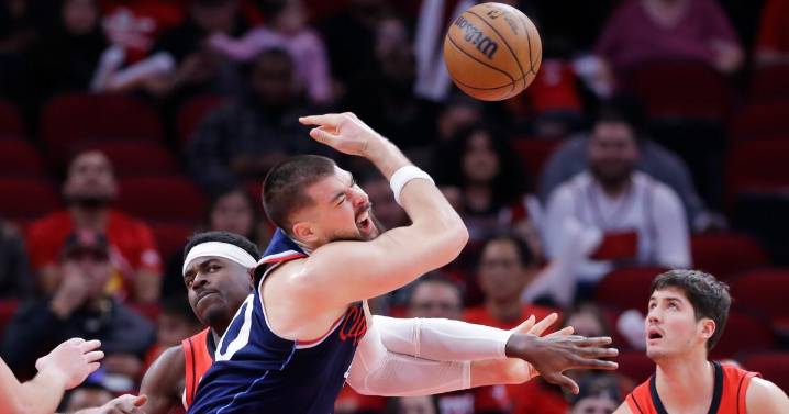 Struggling Clippers can't capitalize on late chances in loss to Rockets
