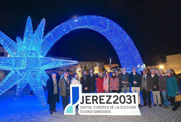 La Estrella de Oriente ilumina la Plaza Belén de cara a un puente que se espera apoteósico