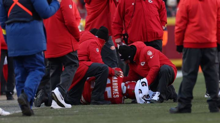 Chiefs' Patrick Mahomes suffers torn ACL in loss to Chargers